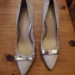 Coach Pumps